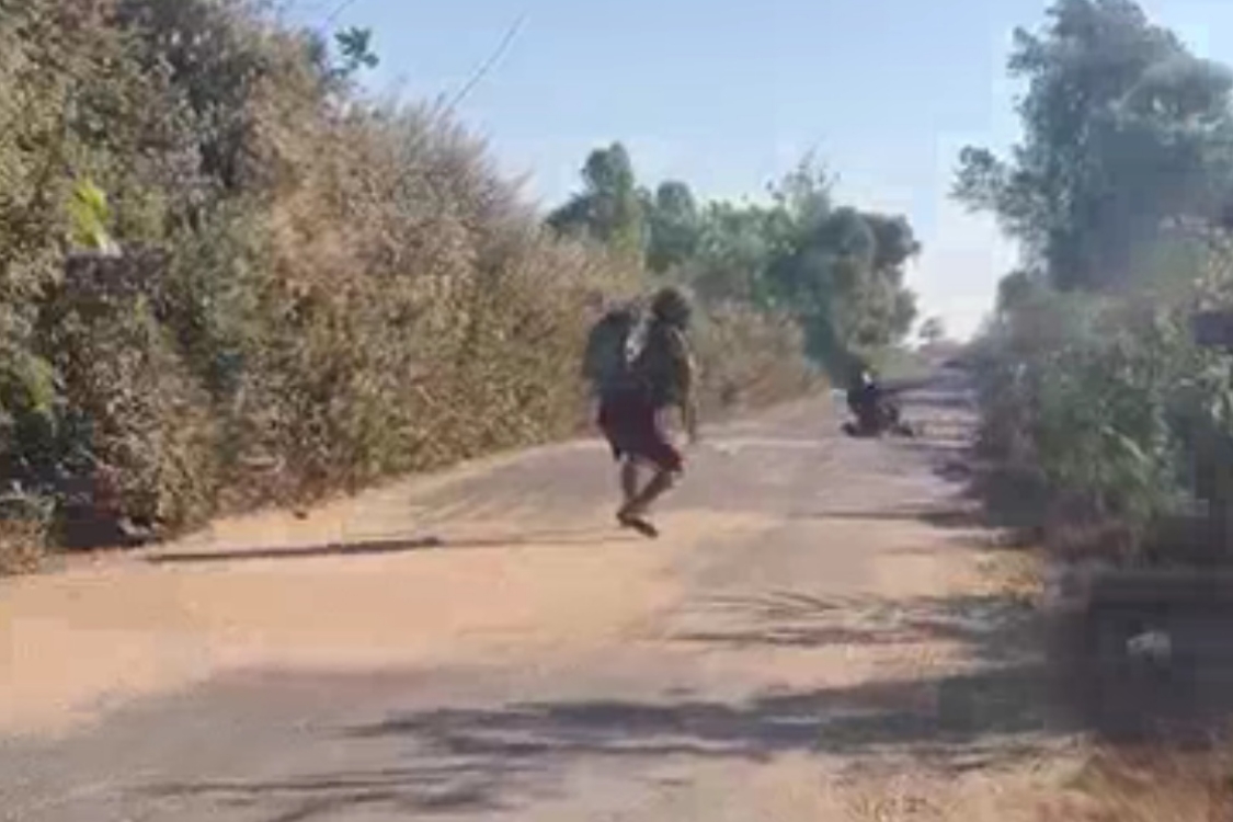 ဗိုလ်မှူးကြီးလာကြိုတဲ့ယာဉ်တန်းကို တော်လှန်ရေးတပ်တွေ တိုက်ခိုက်(ရုပ်သံ)