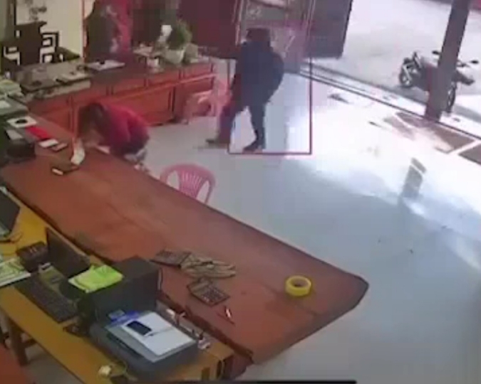 တာချီလိတ်မြို့မှာ အမျိုးသမီး ၁ ဦး ဆိုင်အတွင်းဝင်ရောက်ကာ ပြန်ပေးဆွဲခံရ (ရုပ်သံ)