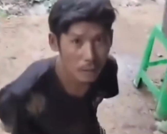 ကြောက်ရွံ့တုန်လှုပ်စွာ ငိုကြွေးနေတဲ့ ကွန်မန်ဒိုစစ်သားကို နှစ်သိမ့်ပေးနေရတဲ့ KIA ပူးပေါင်းတပ်က ရဲဘော်တွေ (ရုပ်သံ)