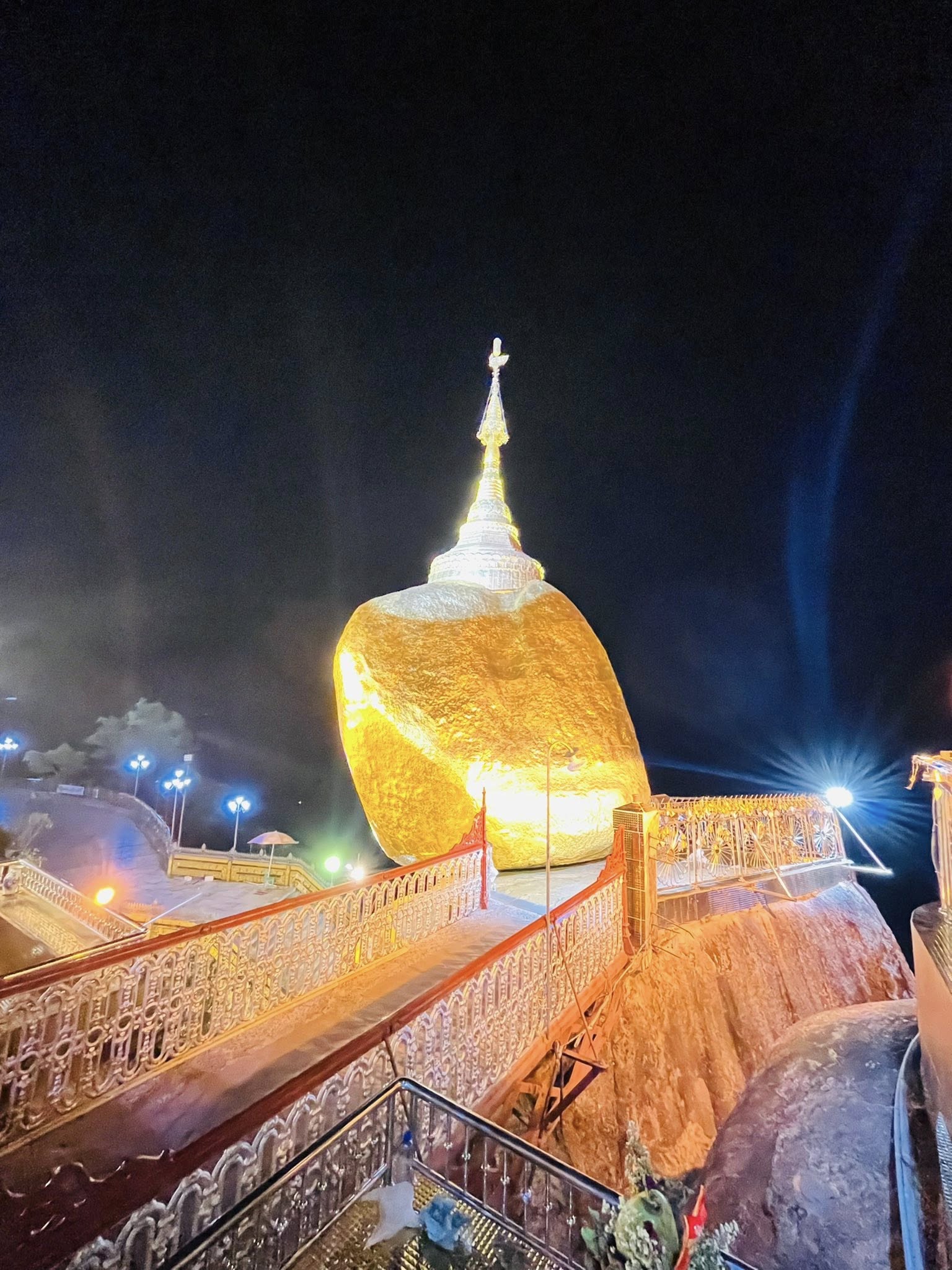 ဆံတော်ရှင် ကျိုက်ထီးရိုးစေတီတော်မြတ်ကြီး လုံးတော်ပြည့် ရွှေသင်္ကန်းကပ်လှူပူဇော်ခြင်းလုပ်ငန်းစဥ် ပြီးစီး