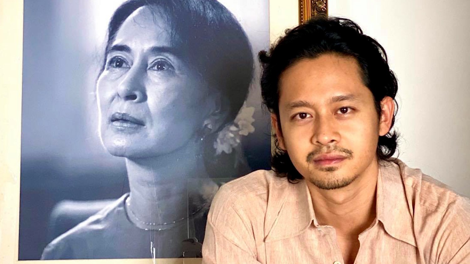 သရုပ်ဆောင်ဒေါင်းက ထိုင်း PBS ရုပ်သံလိုင်း၌ စီးရီးတခုရိုက်ကူးနေ