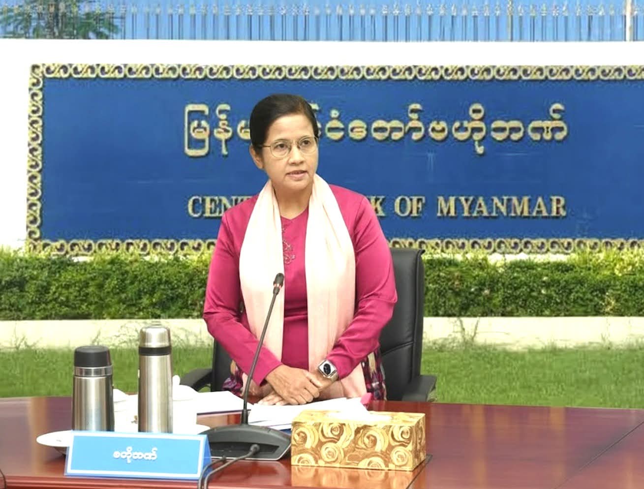 ဗဟိုဘဏ်က ငွေသားထုတ်ယူမှုများကို ကန့်သတ်လိုက်၍ ပုဂ္ဂလိကဘဏ်များတွင် ငွေသားများ လိုသလောက် ထုတ်မရတော့