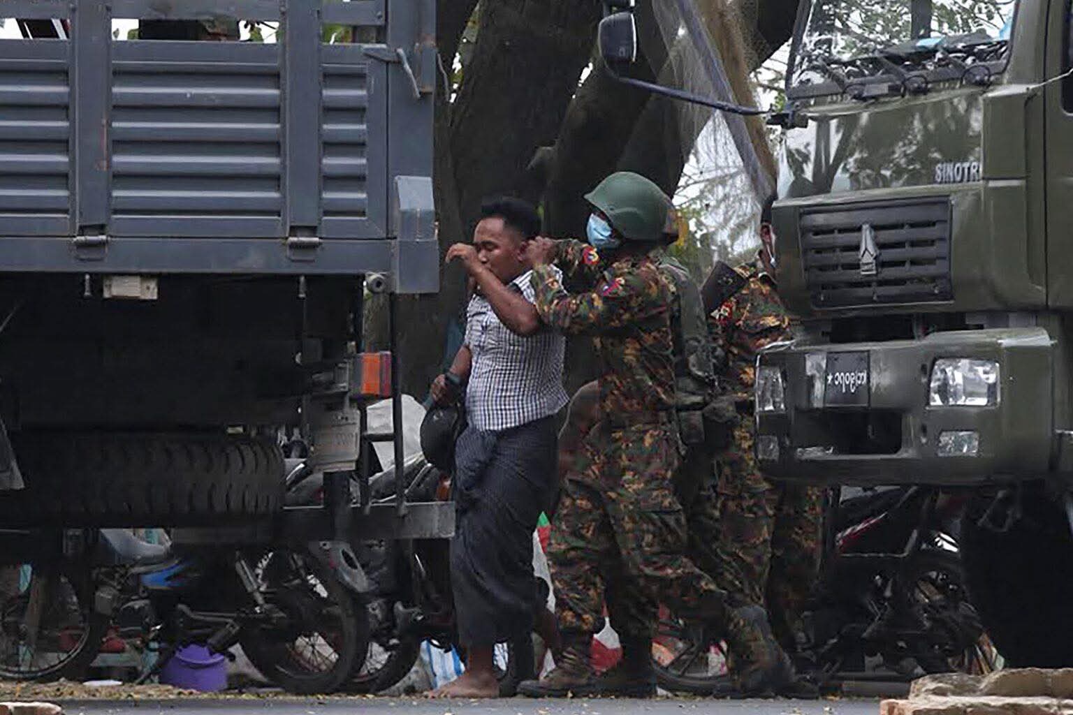 ဘဏ်အကောင့်ပိတ်ခံရသူတွေ ဆက်တိုက် ဖမ်းဆီးခံနေရ