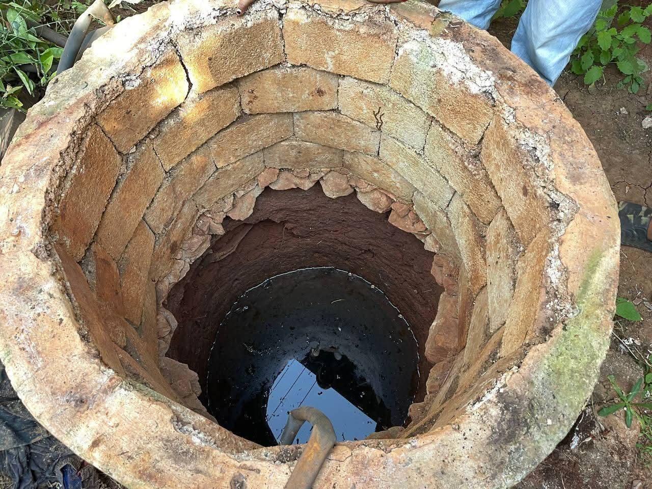 စစ်ကော်မရှင်တပ်စွဲခဲ့ဖူးတဲ့ ရွာတရွာရဲ့ ရေတွင်းထဲက လူအရိုးစုတွေကို ဆယ်ယူပြီး ကောင်းမွန်စွာ သင်္ဂြိုလ်ပေးဖို့ ဒေသခံတွေပြင်ဆင်