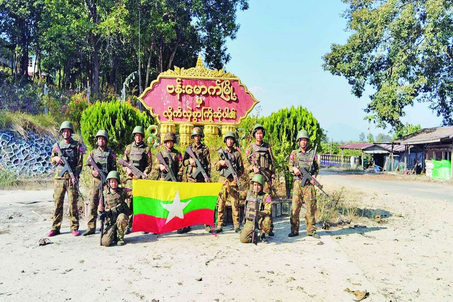 ဗန်းမောက်မြို့ကို စစ်တပ်က သိမ်းပြီးနောက် NUG တပ်က မြို့ကိုပြန်ဝိုင်း ပိတ်ဆို့ပြီးတိုက်ခိုက်နေ