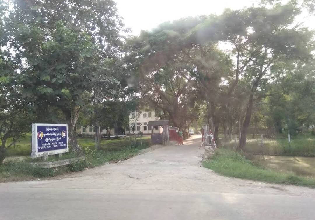 ရွှေပေါက်ကံရဲစခန်းရှေ့တွင် ကင်းပတ်ရန် ပြုလုပ်နေသော ရဲများကို ရှေ့ထွက်မိုင်းဖြင့် ဖောက်ခွဲ တိုက်ခိုက်