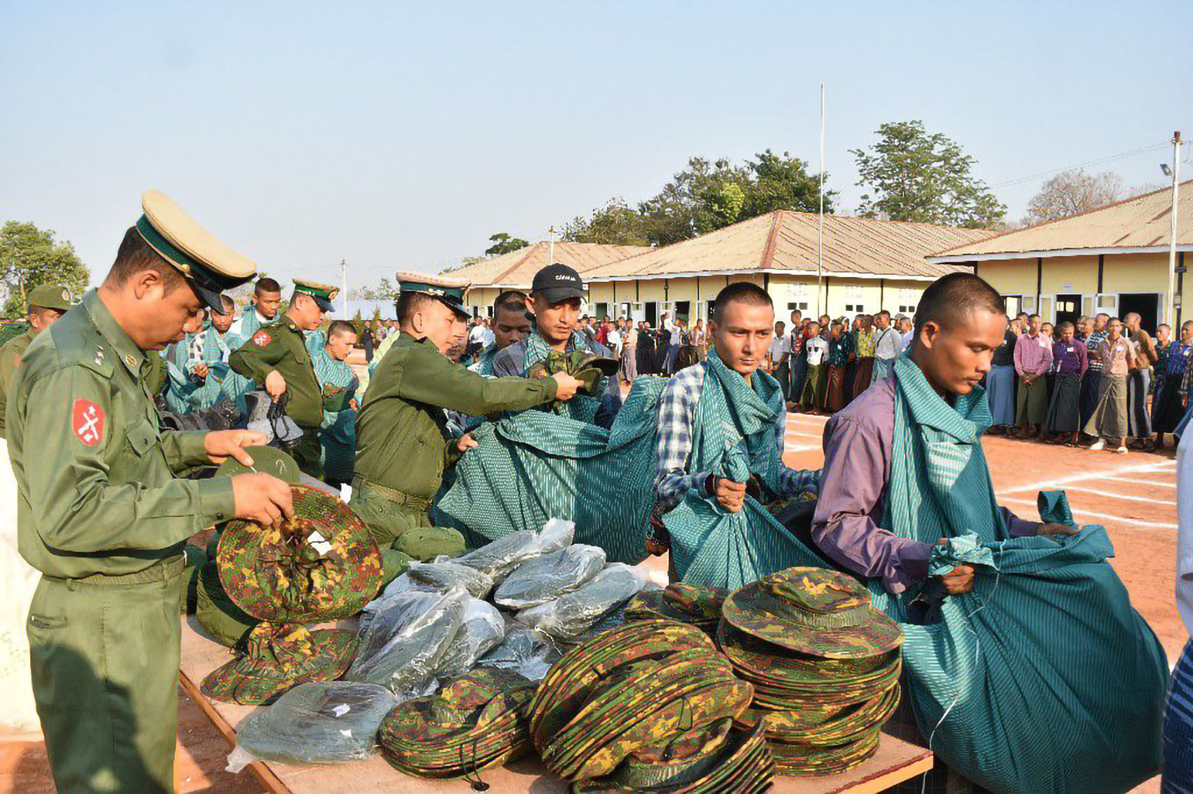 နေပြည်တော် စစ်အုပ်စုရှိုးပွဲအပြန် လူငယ်တွေ ပေါ်တာဆွဲခံရ