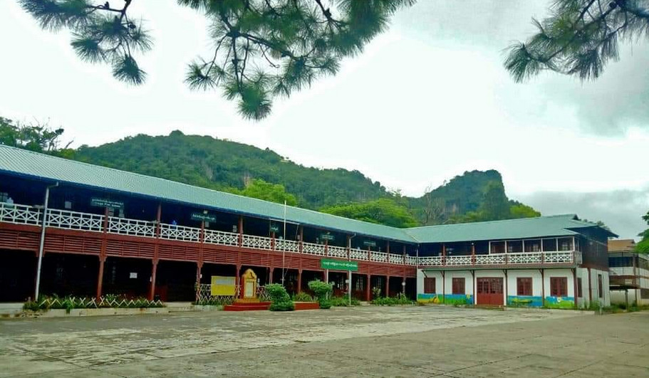 ကျောင်းသားတွေဆီက ဖုန်းသိမ်းပြီး ပြန်မပေးဘဲ နှစ်ကျပ်ကွက်နင်းနေတဲ့ ကျောင်းအုပ်ကြီးနဲ့ မြတ်ဆရာအဖွဲ့