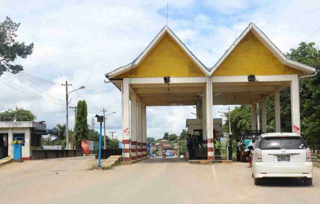 ရန်ကုန်-တာချီလိတ် မှန်လုံကားပေါ်တွင် ဆေးခတ်၍ ပစ္စည်းများယူဆောင်သွား