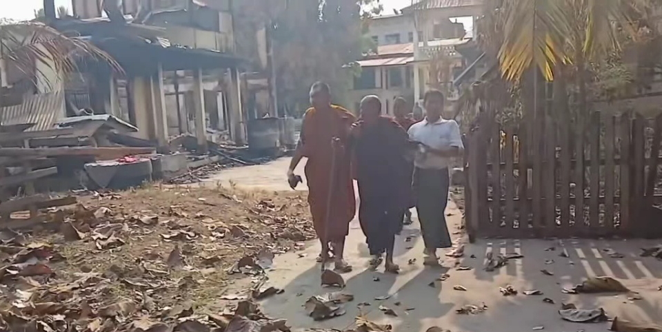 ကသာမြို့က ဗုံးကြဲခံရတဲ့​ကျောင်းကို ​ကျောင်းထိုင်ဆရာ​တော် လိုက်လံကြည့်ရှု