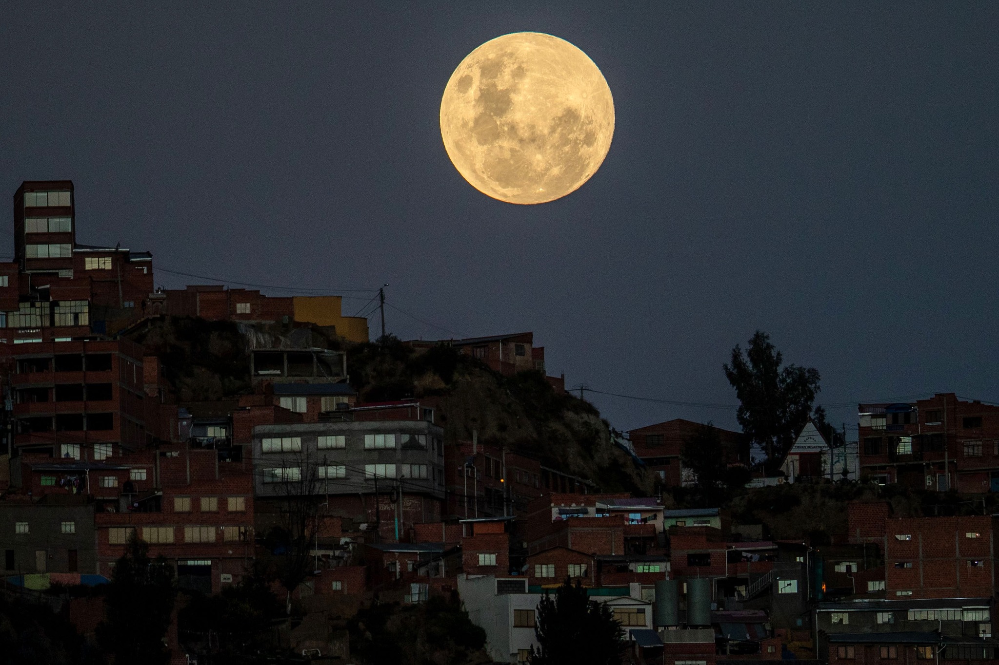 “အလုံးစုံလကြတ်ခြင်း” (Total Lunar Eclipse)