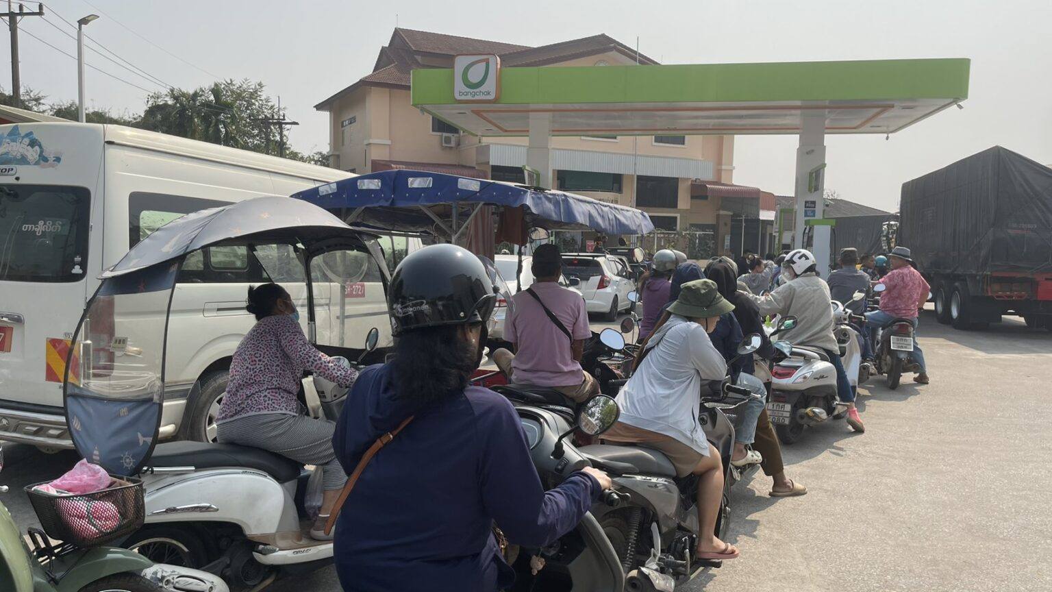 ဆီပြတ်မှာကို စိုးရိမ်လို့ နယ်စပ်ဖြတ်ပြီး မယ်ဆိုင်မှာ ဆီတန်းစီဝယ်ယူသူများ​နေ