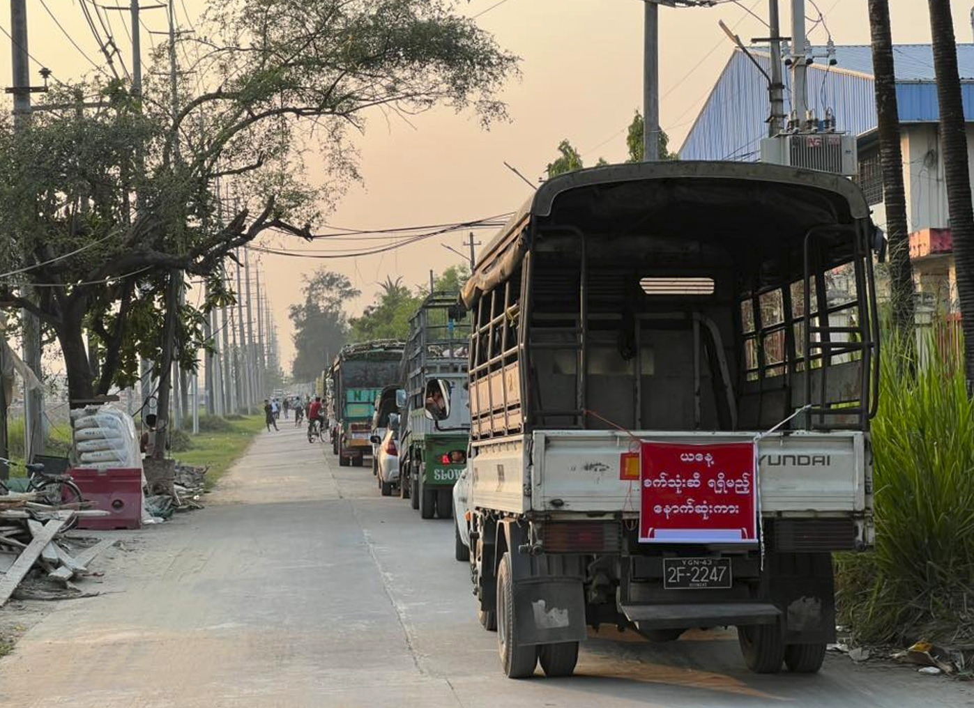 အကြမ်းဖက် ဇော်မင်းထွန်းက စက်သုံးဆီ ပြတ်လပ်စရာမရှိဘဲ လုံလောက်သည်ဟု​ ပြောဆိုသော်လည်း ဆီဆိုင်များတွင် လိုသလောက်ဝယ်မရတော့ဘဲ ကြိတ်ကြိတ်တိုး တန်းစီနေရပြန်
