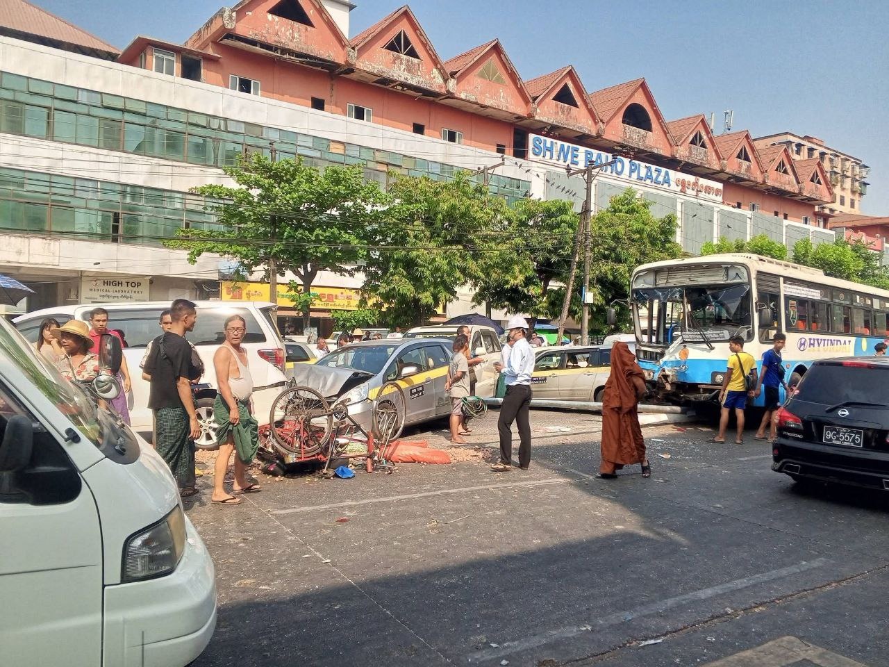 YBS ယာဉ်ဘရိတ်ပေါက်လို့ ကား ၁၃ စီးဆင့်တိုက်ကာ လမ်းပိတ်ဆို့မှု ဖြစ်ခဲ့တယ်လို့ဆို