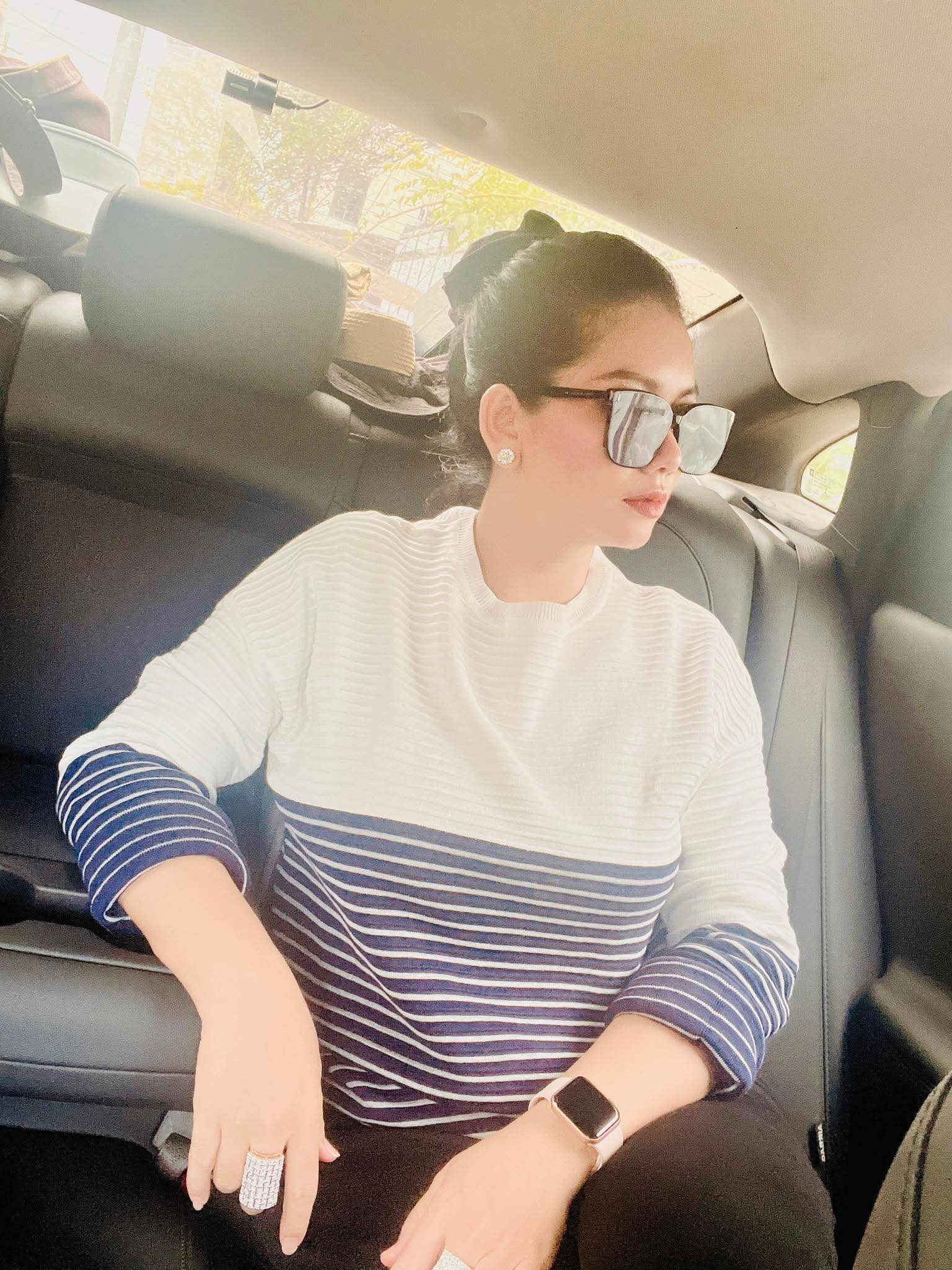 မချိတင်ကဲ ပြုံးပြ၊ ဖြဲပြနေရတဲ့ အေသင်ကို