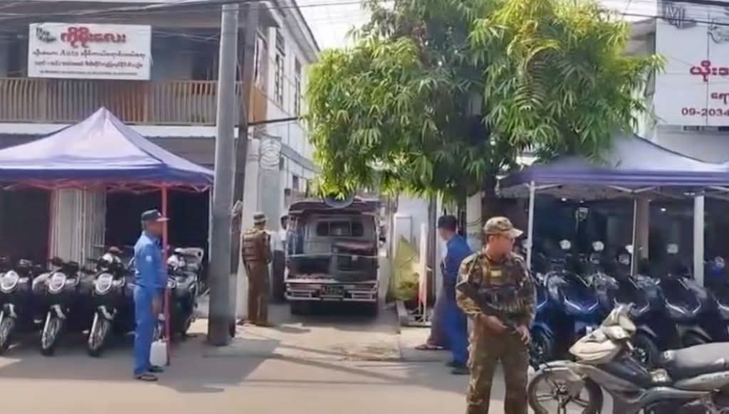 ဖခင်က စစ်တပ်ဆီ​ရောင်းစားခဲ့တဲ့ လူငယ်စစ်တပ်က နှိပ်စက်လို့​သေဆုံး၊သတင်းကြားပြီး မိခင်ပါကွယ်လွန်