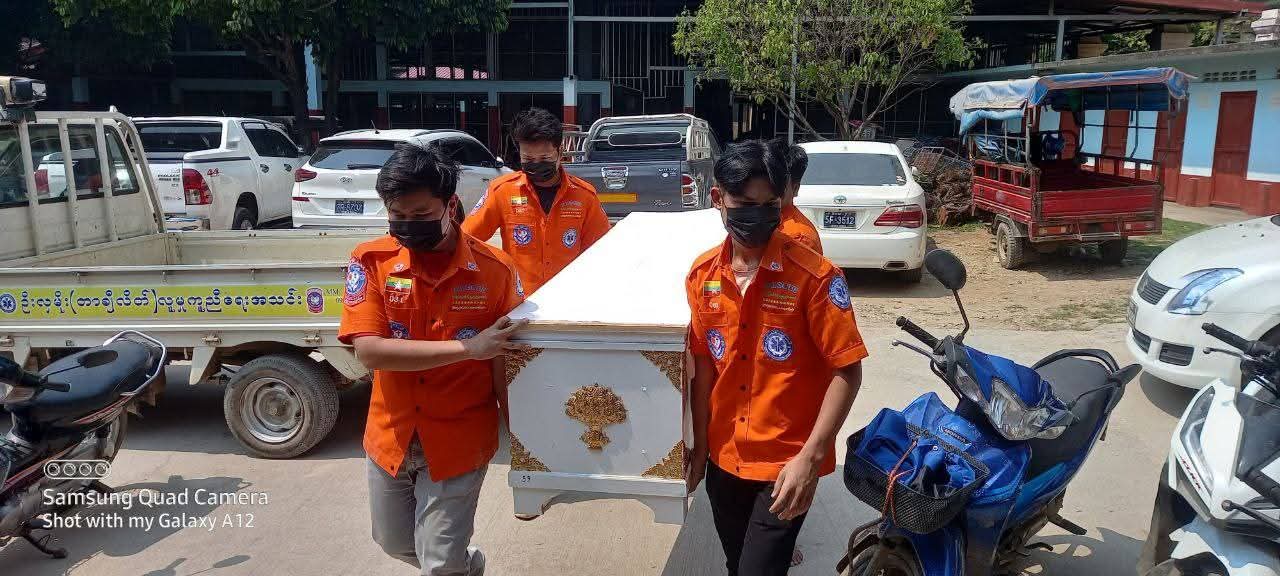 ဖို့ဒ်ကား အရှိန်မထိန်းနိုင်ဘဲ ဝင်အောင်း မြောက်တက်ပြီးပြန်အကျ နောက်တစီးက ထပ်ကြိတ်..