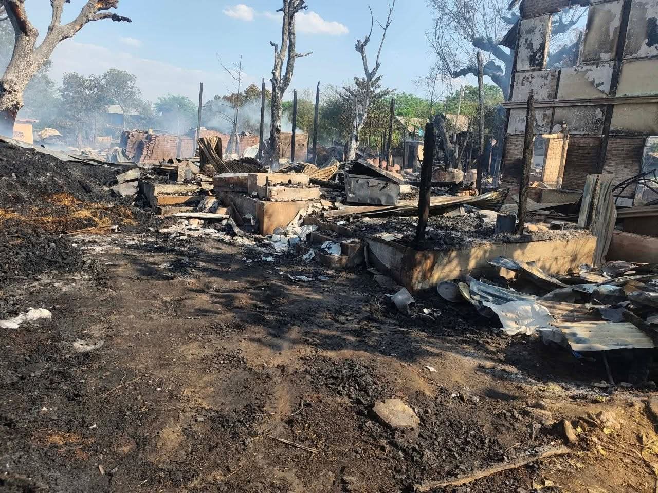 မြောင်မှာ စစ်ကောင်စီတပ်က ထပ်မံဗုံးကြဲလို့ အရပ်သား ၅ ဦး သေဆုံးပြီး နေအိမ် ၅၀ ကျော်လည်း မီးလောင်ပျက်စီး