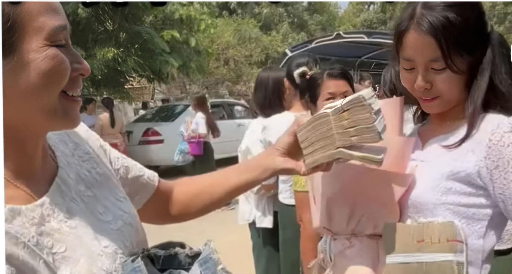 တက္ကသိုလ်ဝင်စာမေးပွဲ ဖြေနိုင်လို့ လူကြားထဲ သိန်းရာချီ ဆုချတဲ့ မိခင်