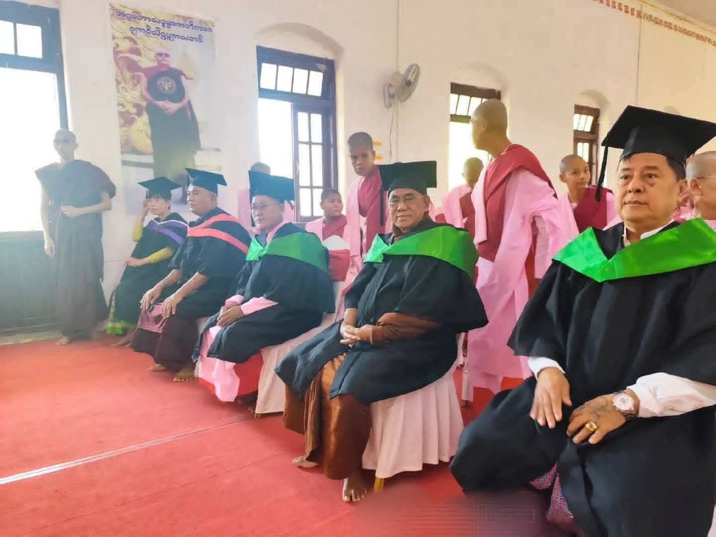 မြန်မာရဟန်းတော်များ “ဘွဲ့ဝတ်စုံ”ကို ဂုဏ်ယူစွာ ဝတ်ဆင်နေကြခြင်း