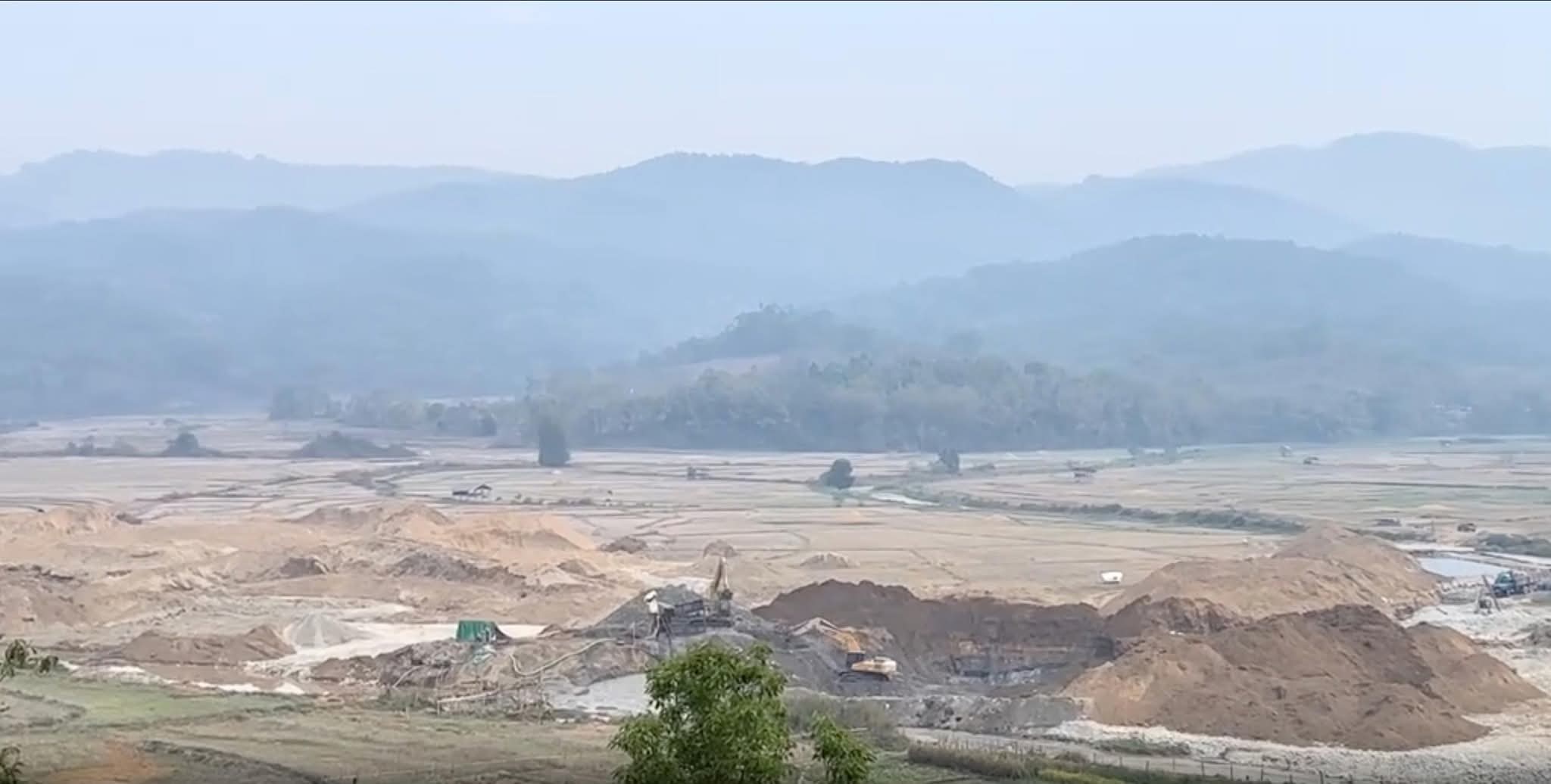 လယ်ကွင်းများထဲ ရွှေတူးဖော်တဲ့ ညီနောင်တပ်ဖွဲ့များ