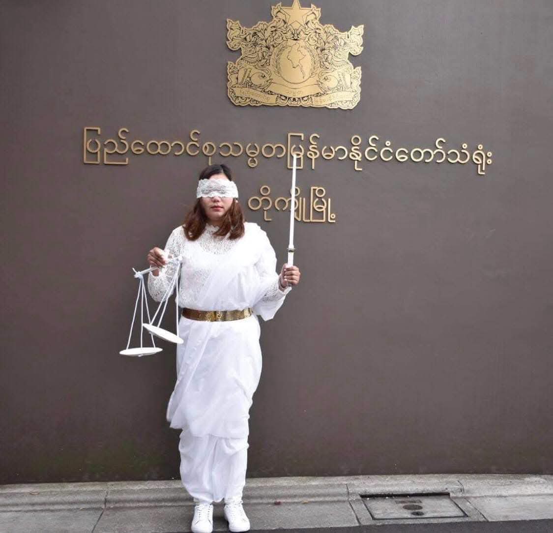 တပ်မတော်နေ့ဂုဏ်ပြုညစာစားပွဲမှာ ‌တက်ရောက်ခဲ့ပြီး လက်ခုပ်လက်ဝါးတီး အားပေးဂုဏ်ပြုခဲ့သူ ချမ်းမြမြသော်