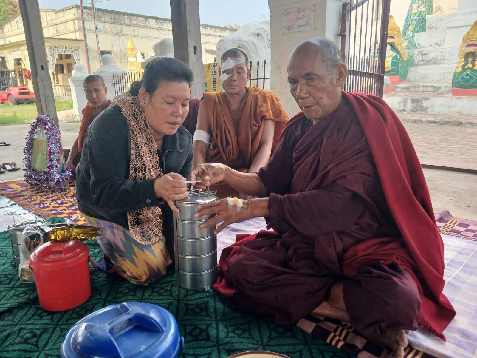 ကသာမြို့ မဟာလေးထပ်ကျောင်းထိုင်ဆရာတော်က သေဆုံးသူတွေအတွက် အမျှဝေပေး