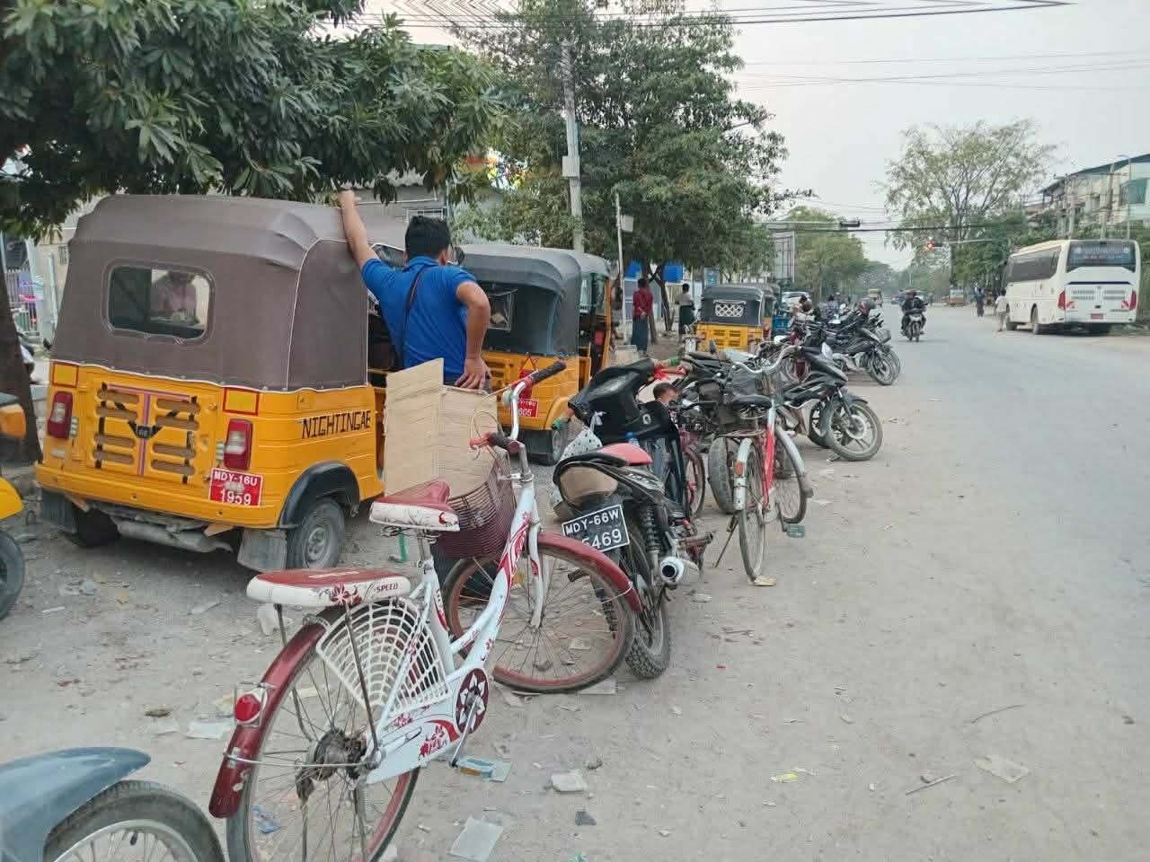 မန္တလေး၌ စက်သုံးဆီတန်းစီဝယ်ဖို့ နေရာရောင်းစား