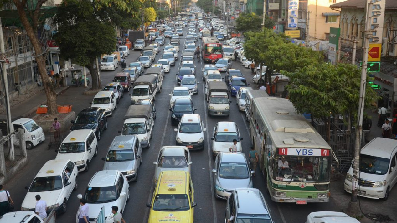 စစ်တပ်က စက်သုံးဆီ ချွေတာရန် ပုဂ္ဂလိကပိုင် မော်တော်ယာဉ်များကို ကားနံပါတ်ပြားအလိုက် “စုံ” ရက်နှင့် “မ” ရက်ခွဲ၍ မောင်းနှင်ရမည်ဟု အမိန့်ထုတ်