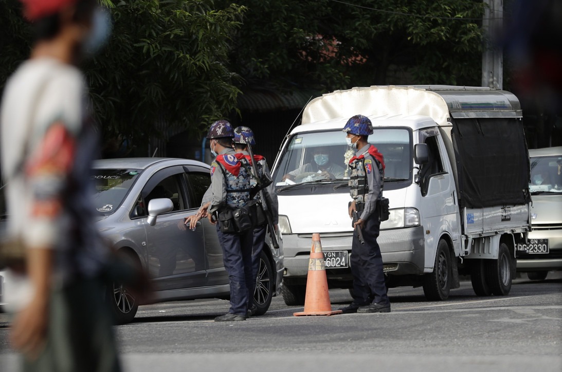 မတ်လ ၇ ရက်နေ့ စတင်မည့် စက်သုံးဆီချွေတာရေး ကားနံပါတ်အလိုက် စုံရက်နှင့်မရက်သာ ကားမောင်းနှင်ရမည့်အမိန့်အတွက် စစ်တပ်၊ ရဲ၊ ထွေ/အုပ်နှင့်အတူ ရပ်ကွက်အုပ်ချုပ်ရေးမှူးများ၊ ပျူစောထီးများကပါ ကားများကို တားဆီး စစ်ဆေးမည်