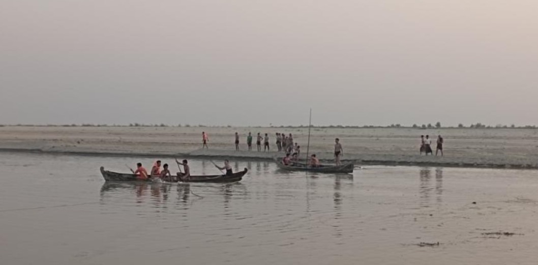 “ချင်းတွင်းမြစ်ရေဝဲထဲမှာ ပျောက်ဆုံးသွားတဲ့ ကလေးငယ် (၄) ဦး… မိဘတွေအတွက် ရင်ကွဲစရာ အဖြစ်အပျက်” 😢