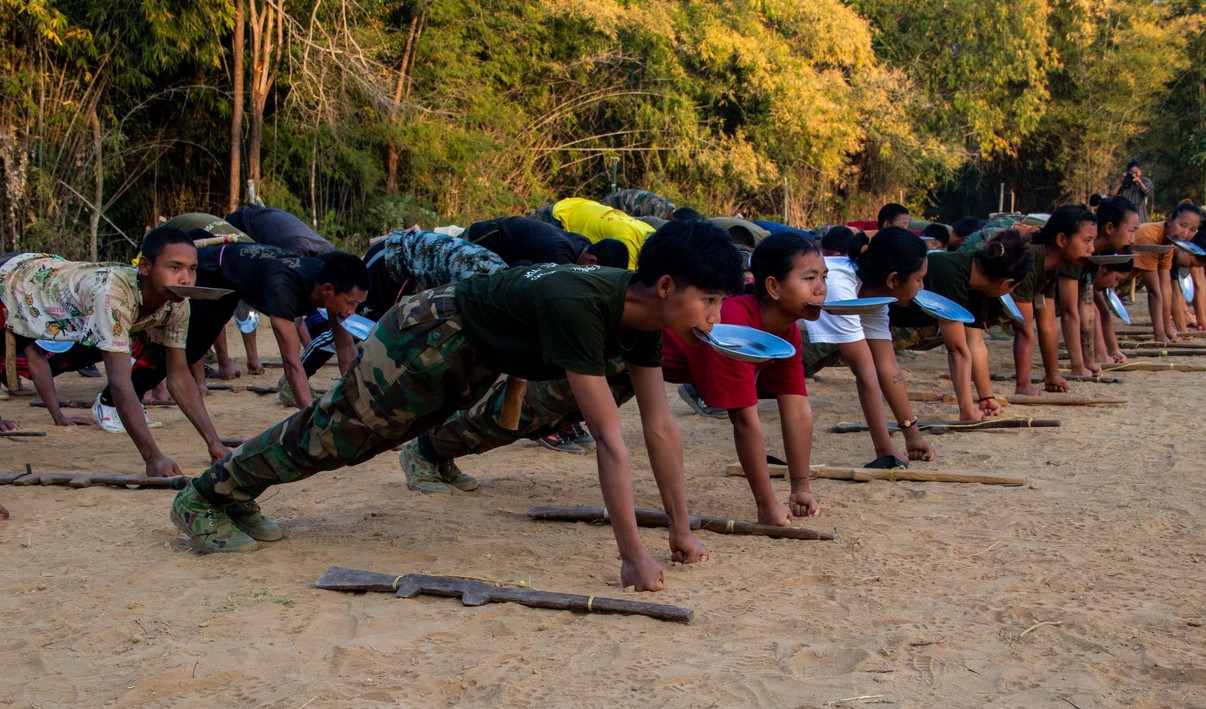 ဆေးအိတ်တစ်လုံး၊ စက်ချုပ်သံတစ်ညံညံနဲ့ ယောတပ်တော်ရဲ့ နောက်ကွယ်က ခွန်အားများ