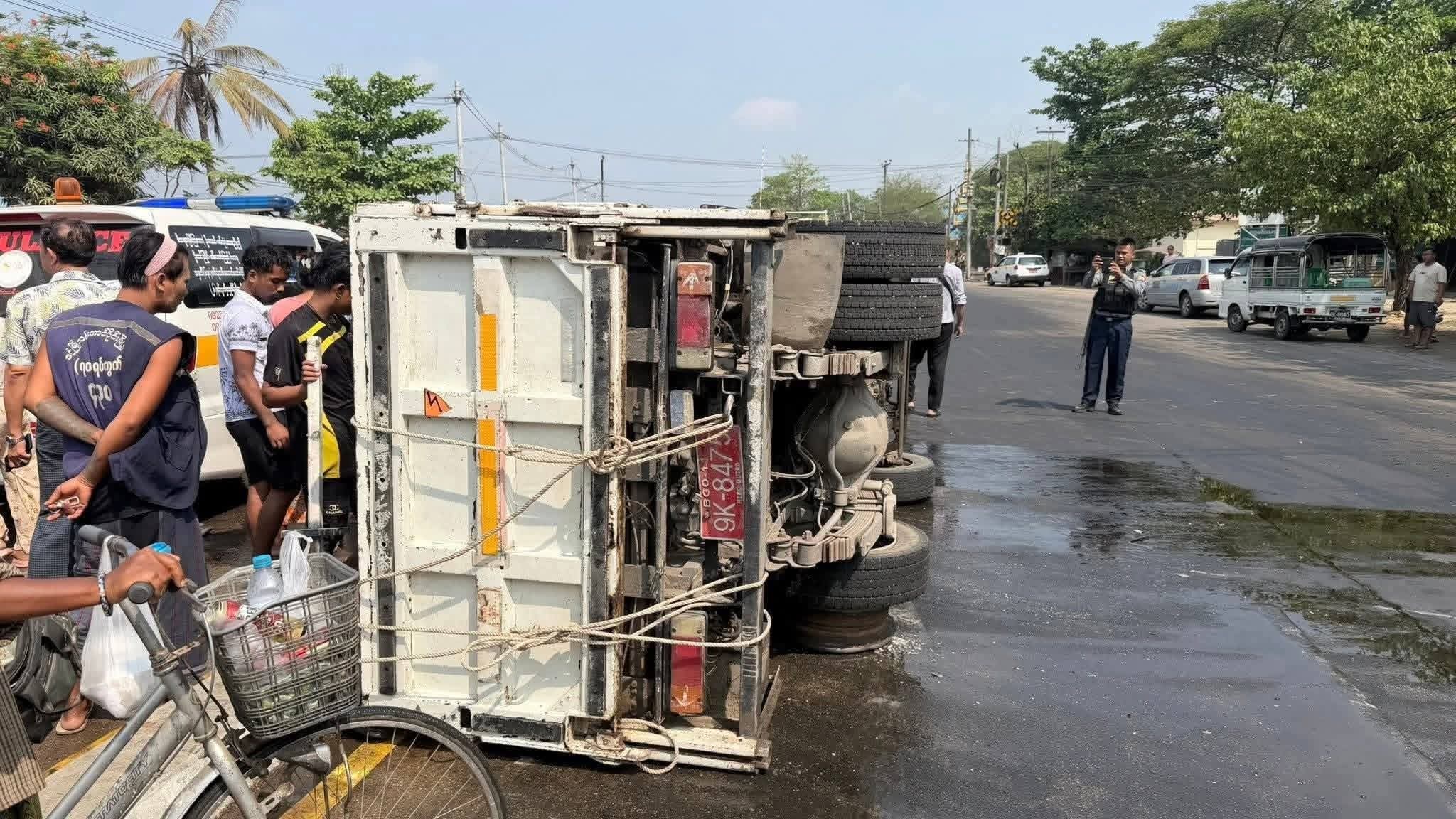 ရန်ကုန်မြို့ တောင်မြောက်လမ်းဆုံအနီး ရေပက်ခံကား ဘီးကျွတ်ပြီးတိမ်းမှောက်