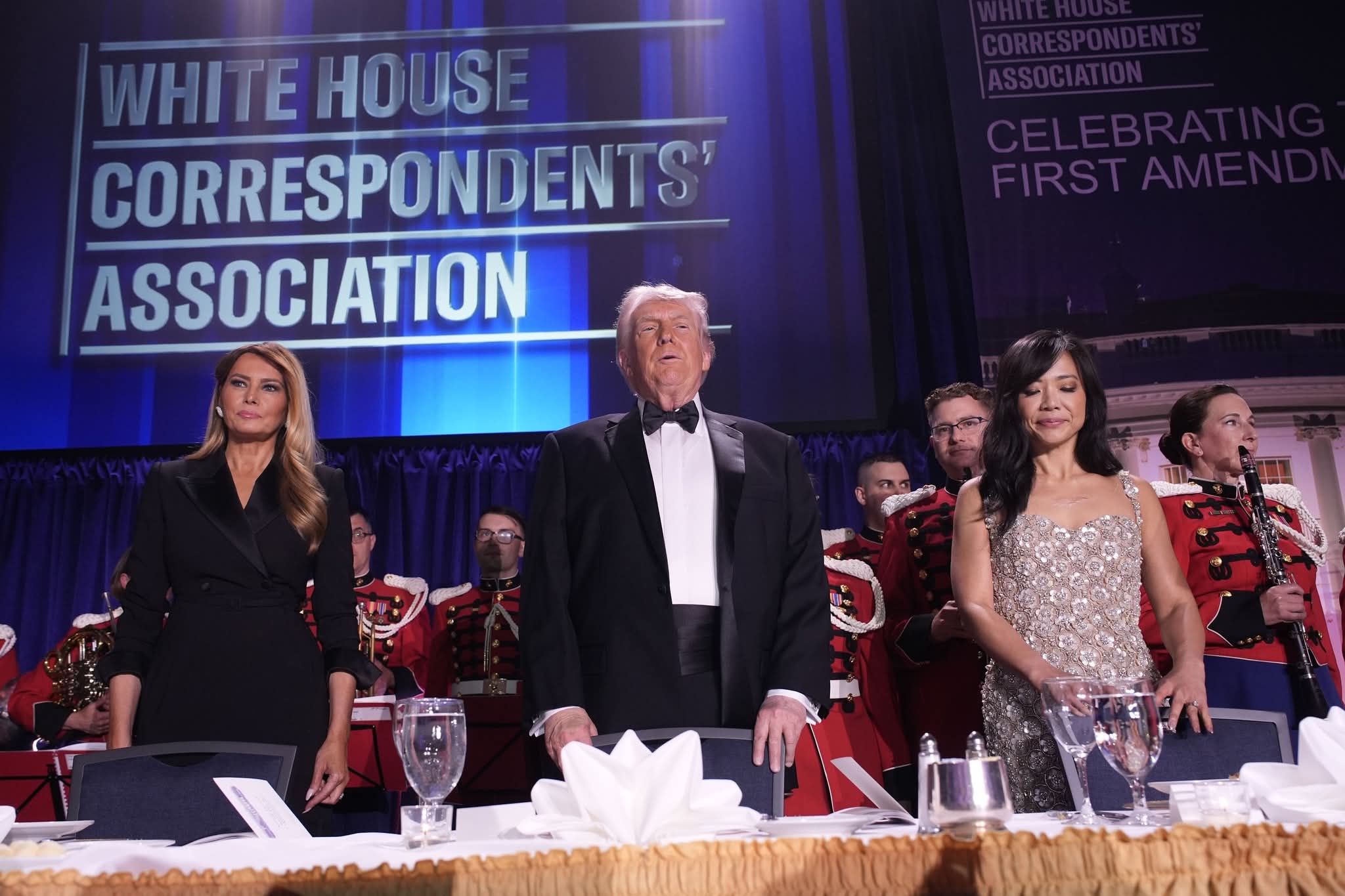 အိမ်ဖြူတော် သတင်းထောက်များအသင်း ညစာစားပွဲပစ်ခတ်မှုတွင် ထရန့်နှင့် ဇနီးအား သက်တော်စောင့်အဖွဲ့ ကယ်ထုတ်ခဲ့ရ