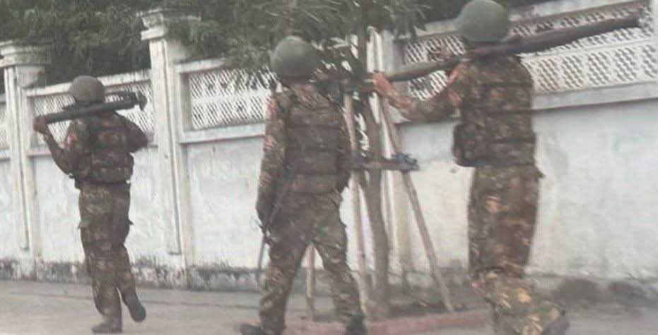 မန္တ​လေးမြို့က ယူနီ​ဖောင်းဝတ် ပြန်​ပေးသမားများ