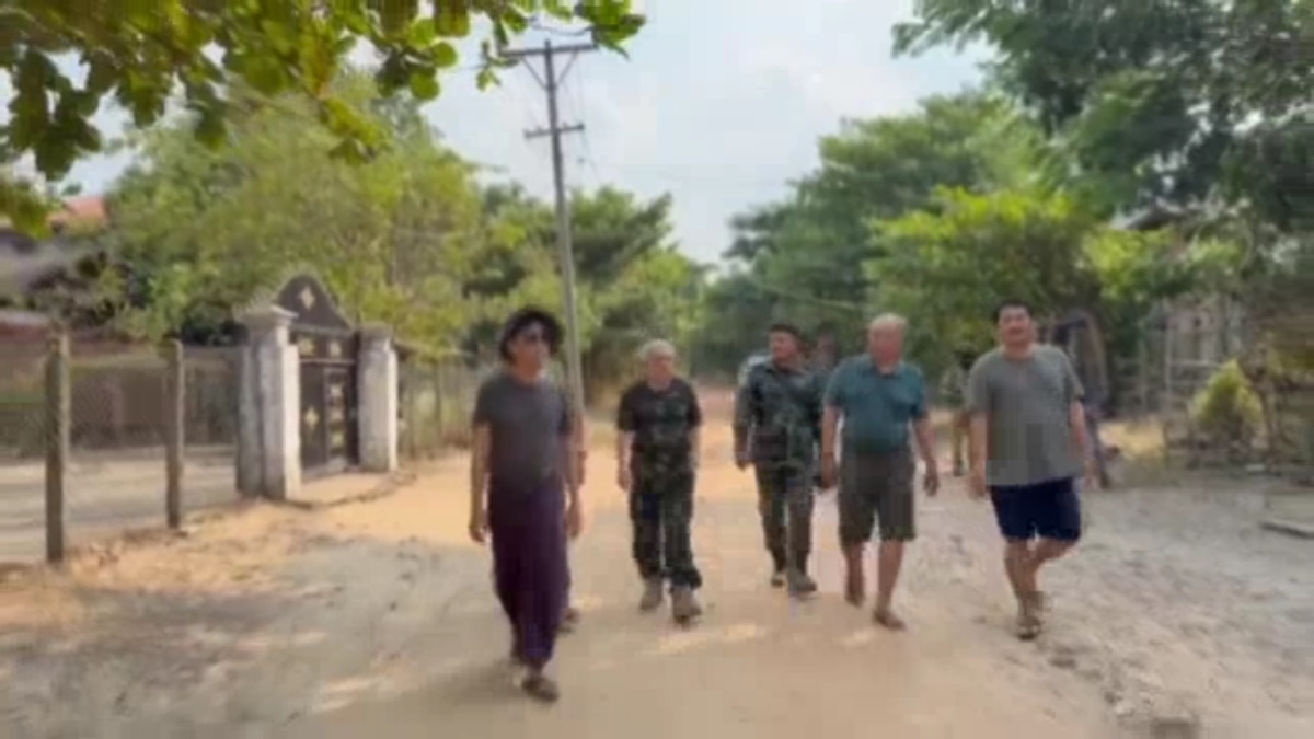 NUG ဝန်ကြီးချုပ်မန်းဝင်းခိုင်သန်း၊ ဦးမင်းကိုနိုင်၊ ပြည်ထဲရေးဝန်ကြီး၊ကာကွယ်ရေးဒုဝန်ကြီးနဲ့ PDF တပ်မှူးအချို့ပဲခူးတိုင်းကမြို့ပေါ်တနေရာမှာ လမ်းလျှောက်ထွက်
