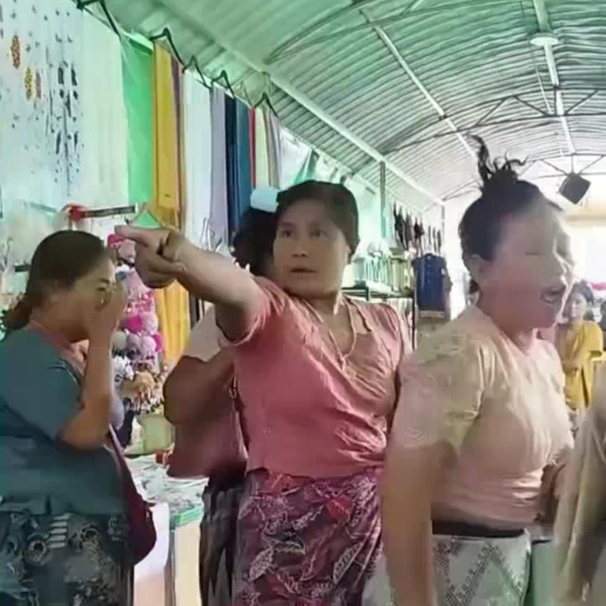 မန္တလေး မဟာမုနိ ရုပ်ရှင်တော်မြတ်ကြီးဆီ ဘုရားဖူးလာရင်း ဖြစ်သွားတဲ့ ဖိုက်တင်ပွဲ