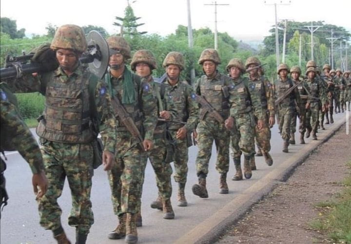 စစ်တပ်က တပ်မ ၄ ခုအထိသုံးပြီး ဆိပ်ဖြူနယ်က ကပစ စက်ရုံတွေ အင်အားဖြည့်နေ