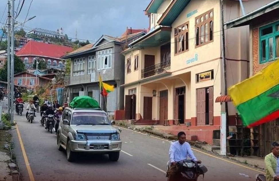 ဖလမ်းမြို့အကြောင်း ဝါဒဖြန့်ဖို့ စစ်တပ်လော်ဘီ ကျော်စိုးဦး လိုက်ပါလာတဲ့ စစ်ယာဉ်တန်း တိုက်ခိုက်ခံရ