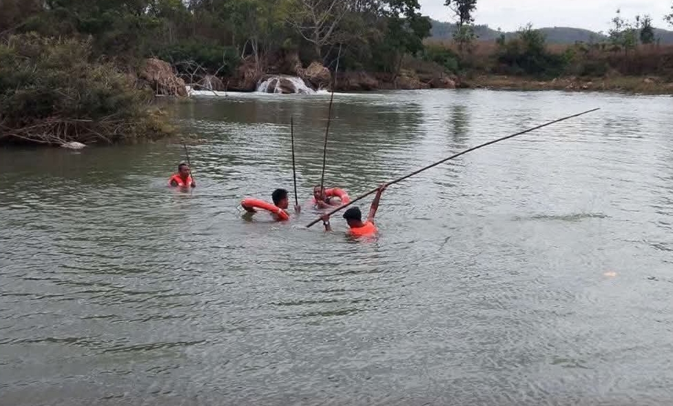 သဲချောင်းထဲ ရေဆင်းကူးရာက မောင်နှမ ၃ ဦး ရေနစ်သေဆုံး
