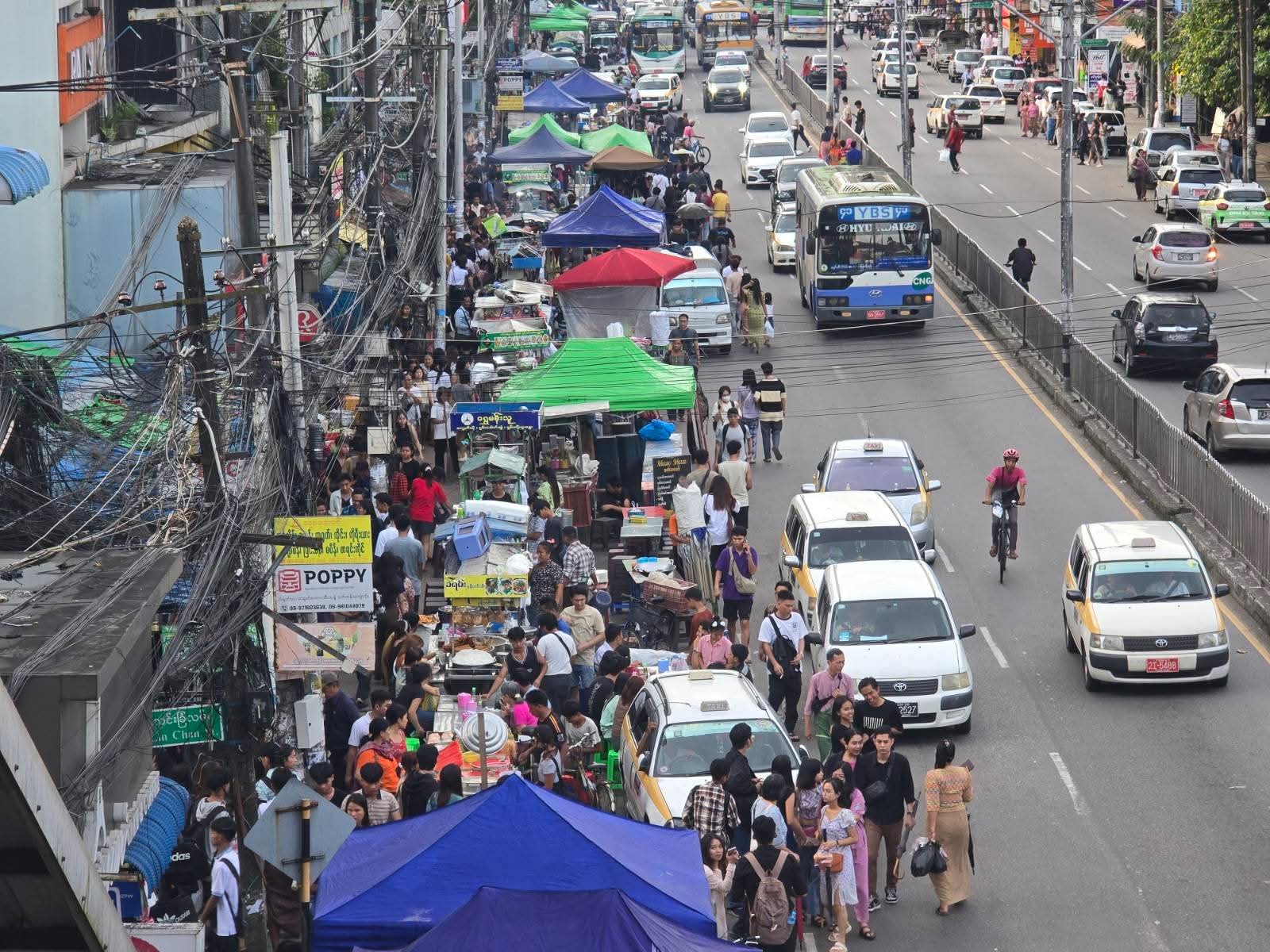 စစ်တပ်ရဲ့ ရက် ၁၀၀ စီမံချက်နဲ့ လမ်းဘေးဈေးသည်တွေကို ဖယ်ရှားနေတာကြောင့် အခြေခံလူတန်းစားတွေ ဒုက္ခများနေ