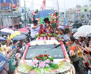 ကြိတ်ကြိတ်တိုး ဝန်းရံကြိုဆိုခံရတဲ့ အိမ့်ချစ်သူလေးရဲ့ အိမ်ပြန်ခရီး
