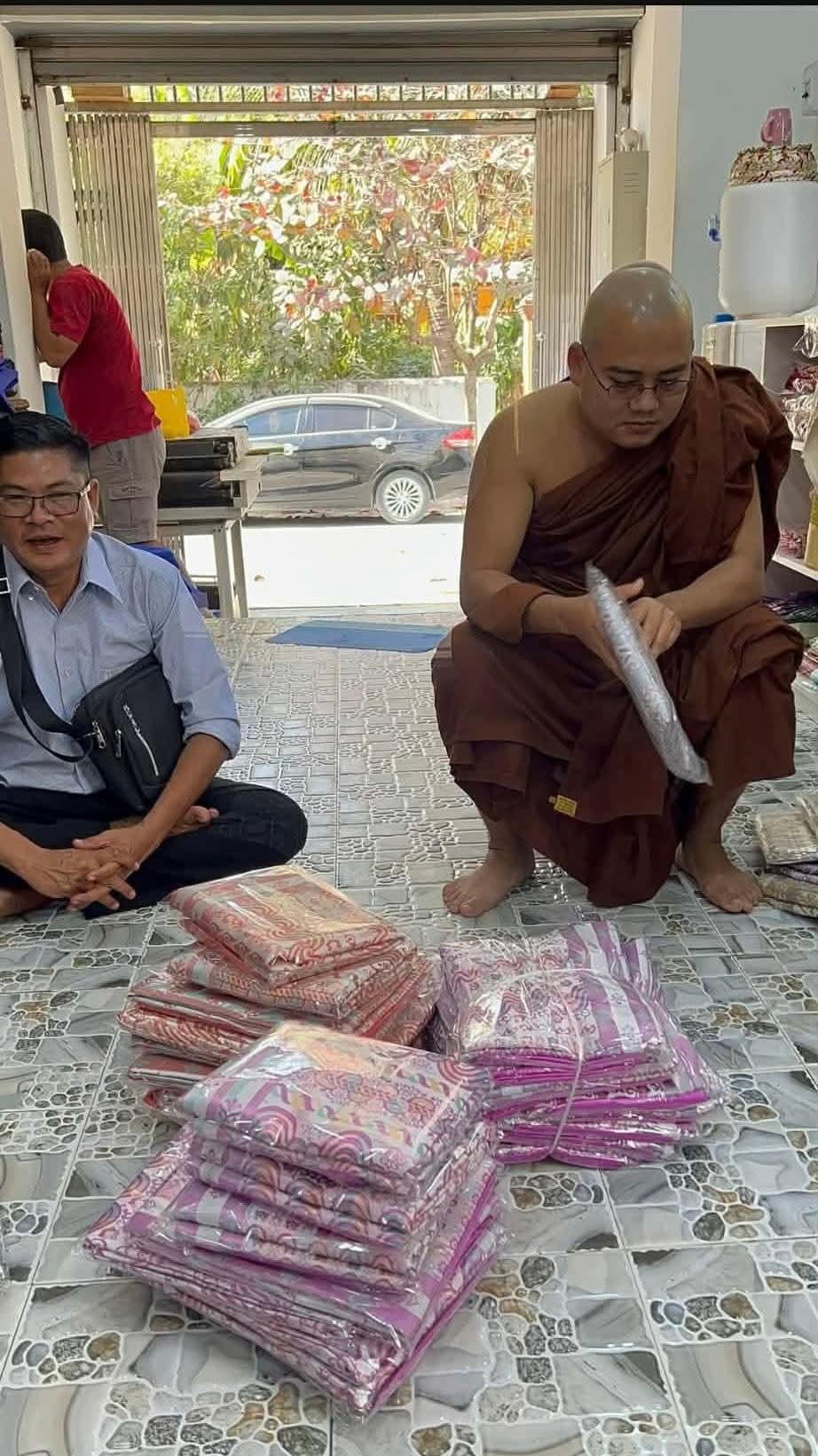India ပြန် MA ဘွဲ့ရ အမျိုးသမီးတွေဝတ်ဖို့ ထမီအစဝယ်နေလို့…
