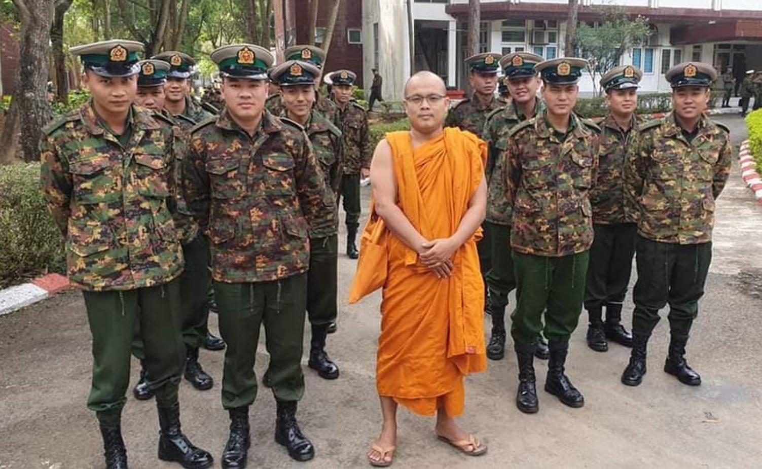 မဘသ ဘုန်းကြီး ဒေါက်တာလက္ခဏသာရကို လိုင်စင်မဲ့ကားစီးမှု၊ လက်နက်ကိုင်ဆောင်မှုဖြင့် စစ်တပ်က ဖမ်းဆီးမှု