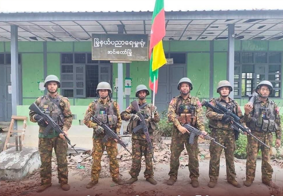Non CDM ကျောင်းဆရာမကို ယောက်ျားဖြစ်သူ ရှေ့မှာတင် ပြုကျင့်