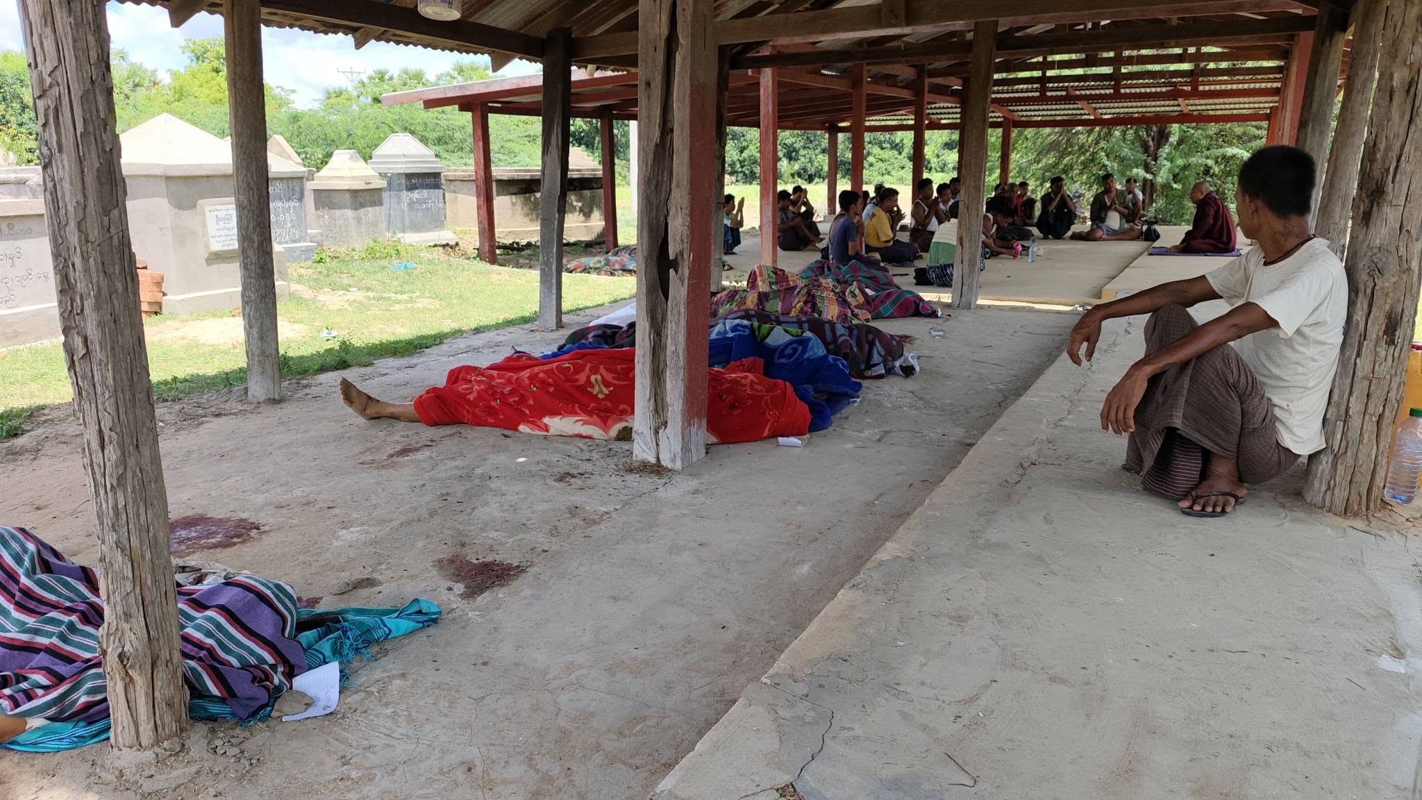 သီလပေးနေတဲ့ ဘုန်းဘုန်း ပါဏာတိပါတဟောနေတုန်း ခေါင်းပေါ်တဲ့တဲ့ကျသတဲ့ ဘုန်းဘုန်းလည်း တစစီ၊ သီလယူသူတွေလည်း တဘဝစီ
