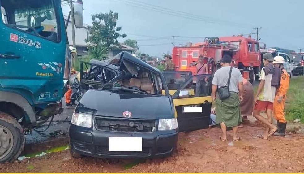 ကားအမိုးတွေပါ ပွင့်ထွက်ကြေမွသွားတဲ့အထိ ပြင်းထန်လွန်းခဲ့တဲ့ ဝေါမြို့နယ်က ယာဉ်တိုက်မှု ကားအမိုးတွေပါ ပွင့်ထွက်ကြေမွသွားတဲ့အထိ ပြင်းထန်လွန်းခဲ့တဲ့ ဝေါမြို့နယ်က ယာဉ်တိုက်မှု