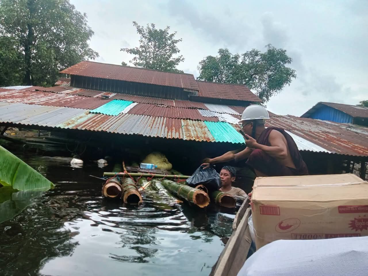 ဆယ်လီတွေ ဓာတ်ပုံရိုက် ပြန်သွားပြီးနောက် အခြေအနေပိုဆိုးလာတဲ့ ဧရာဝတီ ဆယ်လီတွေ ဓာတ်ပုံရိုက် ပြန်သွားပြီးနောက် အခြေအနေပိုဆိုးလာတဲ့ ဧရာဝတီ