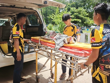 ဖခင်က လ-.ည်ပင်းညှ/^စ် ရို-*က်နှ/-က် ကို-င်ပေါ=က်လိုက်လို့ ၅ နှစ်သားလေး T-ဆုံး