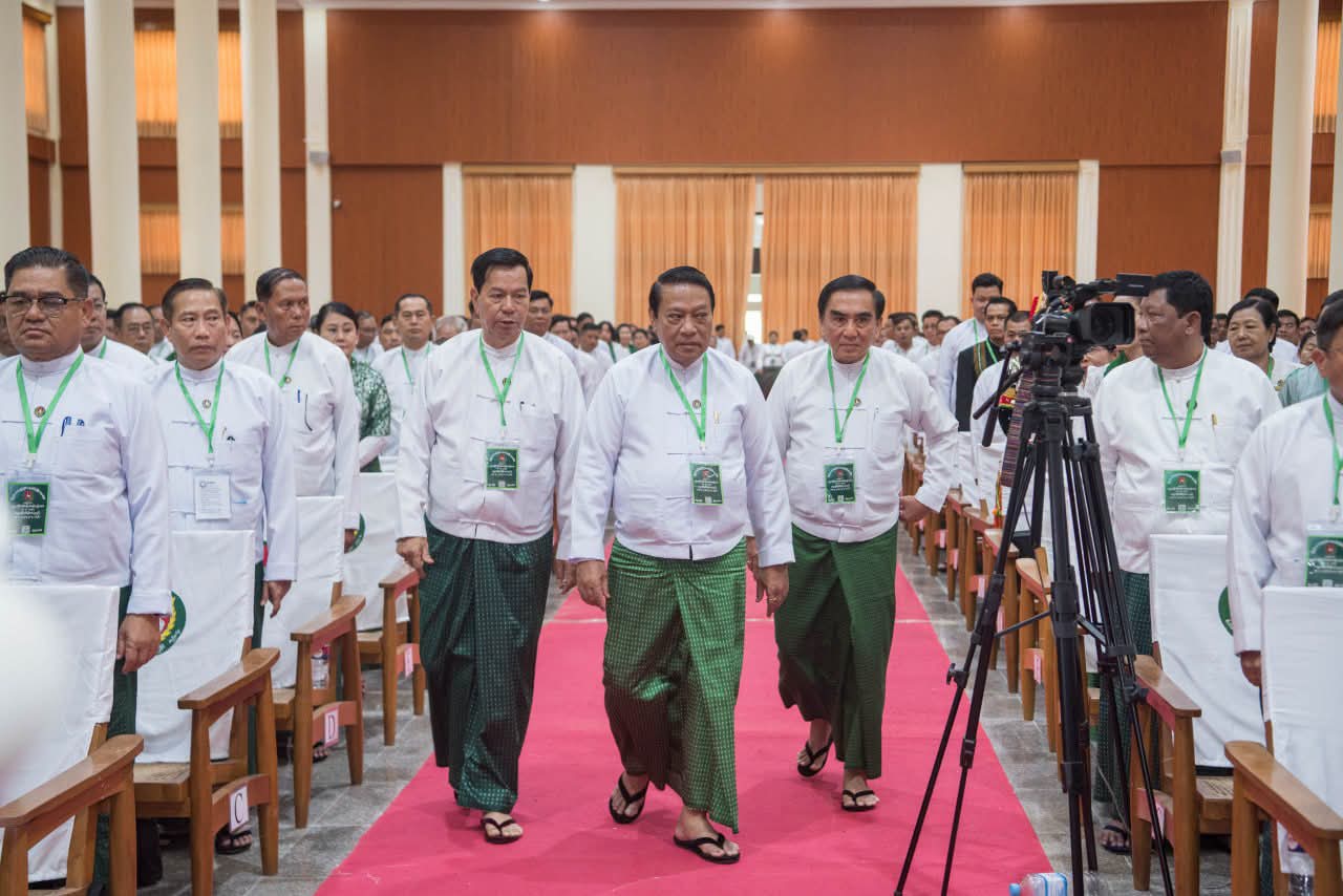 ဖွတ်ပါတီမှာ ပလစ်ခံလိုက်ရတဲ့ မအလ ရဲ့ လူယုံကြီး